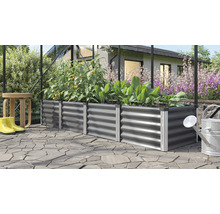 Hochbeet aus Metall mit Pflanzen, Giesskanne und Gummistiefeln