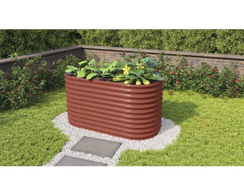 Jardinière surélevée en métal avec des plantes dans le jardin.