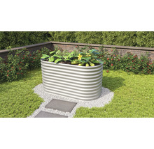 Hochbeet aus Metall mit bepflanztem Gemüse im Garten