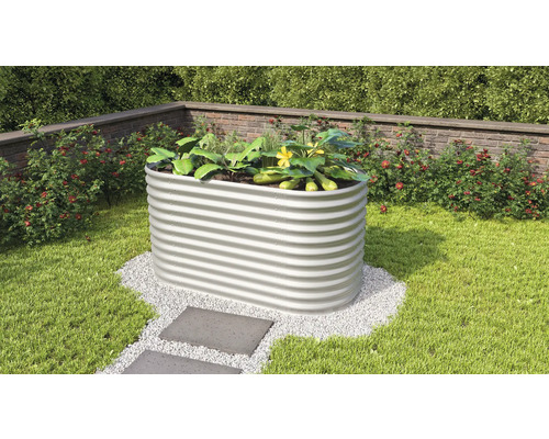 Jardinière surélevée en métal avec des légumes plantés dans le jardin