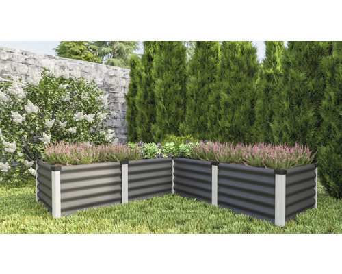 Jardinière surélevée en métal dans le jardin avec des plantes