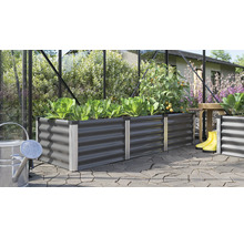 Hochbeet mit Gemüse und Gartenzubehör im Außenbereich
