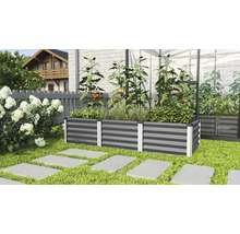 Hochbeet aus Metall mit Gemüse- und Kräuterbepflanzung im Garten