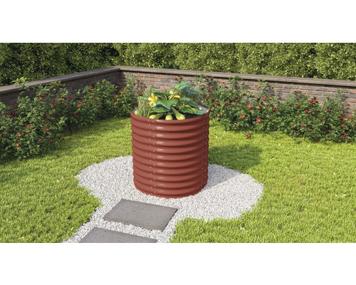 Jardinière surélevée en métal avec des plantes dans le jardin