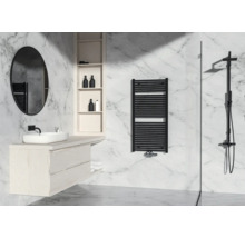 Helles Badezimmer mit Waschbecken, Spiegel, Handtuchwärmer und Dusche vor Marmorwand