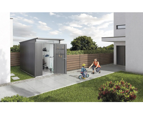 Metall Gerätehaus mit geöffneten Türen, Kind mit Fahrrad und einer Erwachsenen im Garten