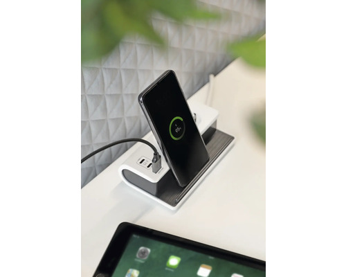 Smartphone sur station de charge avec ports USB
