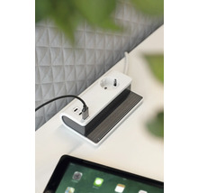 Bloc multiprise avec ports USB sur une table