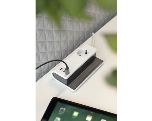 Bloc multiprise avec ports USB sur une table