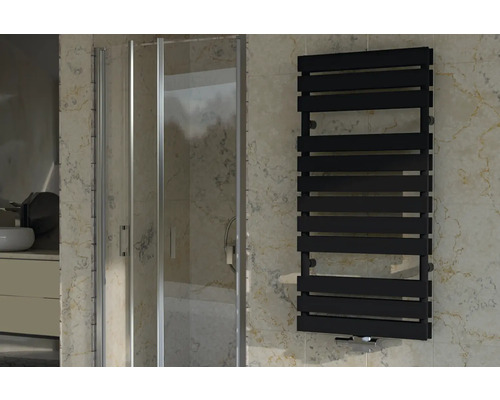 Radiateur design Rotheigner STRIPE 1510 x 500 mm noir mat raccordement en bas au centre Vue de salle de bains avec cabine de douche et sèche-serviettes noir