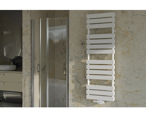 Rotheigner Designheizkörper STRIPE 1780 x 500 mm weiß Anschluss Mittig unten Modernes Badezimmer mit Duschkabine und weißem Heizkörper