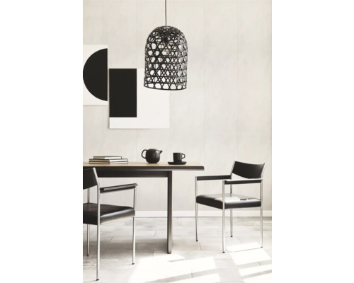 Esszimmer mit Holztisch, Stühlen und geflochtener Pendelleuchte.