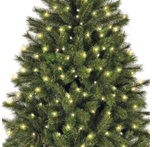 Gros plan d'un sapin de Noël décoré avec des lumières.
