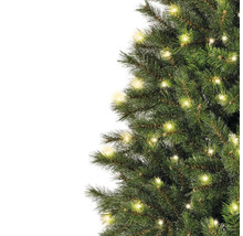 Gros plan sur un sapin de Noël décoré avec des lumières