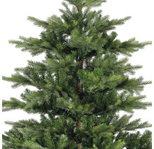 Detailaufnahme eines grünen künstlichen Weihnachtsbaums.