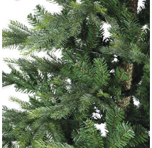 Detailaufnahme eines künstlichen Weihnachtsbaums mit grünen Nadeln