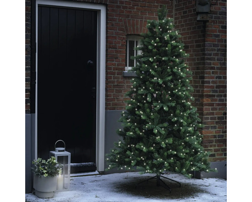 Sapin de Noël artificiel avec lumières devant une maison