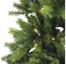 Gros plan d'un sapin de Noël artificiel avec éclairage.