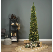 Dekoratives Wohnzimmer mit schlankem, beleuchtetem Weihnachtsbaum und Geschenken.