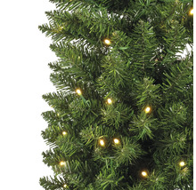 Detailaufnahme eines grünen, künstlichen Weihnachtsbaums mit Beleuchtung.