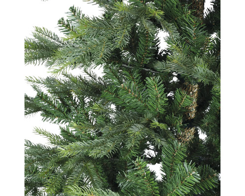 Gros plan d'un sapin de Noël artificiel avec des aiguilles vertes.