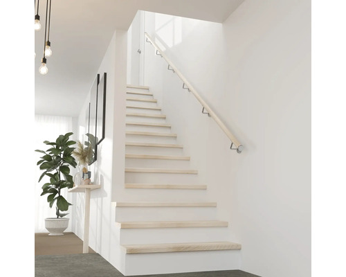 Escalier en bois clair avec rampe dans une maison moderne.