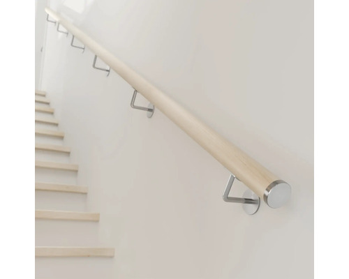 Rampe en bois avec supports en acier inoxydable sur un mur à côté d''un escalier