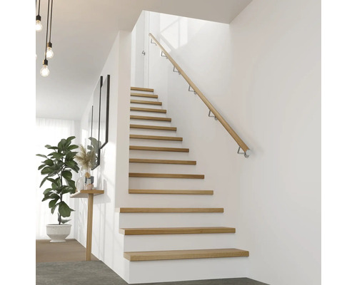 Escalier clair avec marches en bois et rampe dans une maison moderne