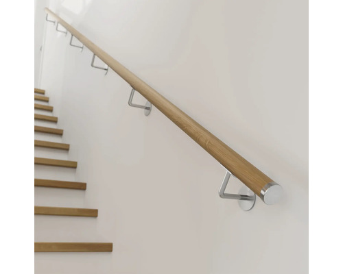 Main courante en bois avec supports métalliques sur un mur à côté d''un escalier