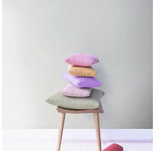 Stapel Kissen auf einem Holzstuhl für Wohnraumdekoration