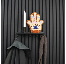 Wandgarderobe mit Kleidung, Kerze und Wanddekoration in Form einer Hand mit Auge