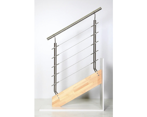 Garde-corps d''escalier avec câbles en acier inoxydable et poteaux en bois
