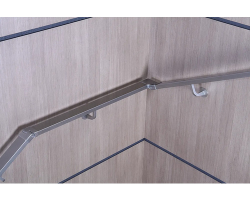 Rampe d''escalier en métal sur un mur