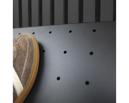 Detailaufnahme einer Schuhsohle auf einer Lochplatte.