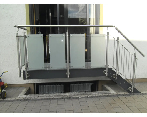 Balkon mit Geländer aus Edelstahl und Glas