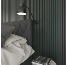 Chambre à coucher avec lit, table de chevet, applique murale et panneaux muraux