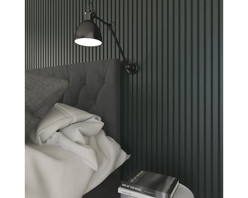 Chambre à coucher avec lit, table de chevet, applique murale et panneaux muraux