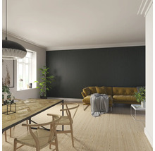 Salon lumineux avec table à manger, chaises, canapé et panneaux muraux.