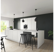 Cuisine moderne avec îlot de cuisine, tabourets de bar et suspensions.
