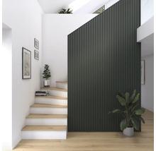 Couloir lumineux avec escalier, panneaux muraux et plantes d''intérieur