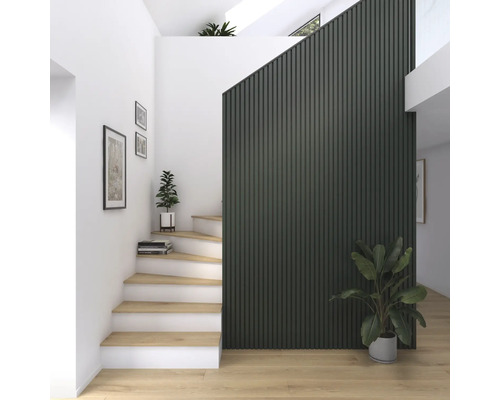 Couloir lumineux avec escalier, panneaux muraux et plantes d''intérieur