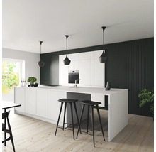 Cuisine claire avec îlot de cuisine, tabourets de bar et suspensions
