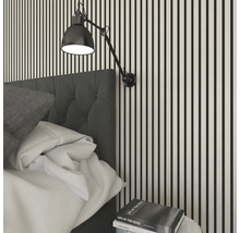 Chambre à coucher avec applique murale, lit et table de chevet