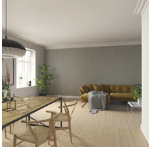 Salon avec table à manger, chaises, canapé et panneaux muraux