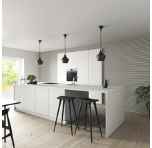 Cuisine moderne avec îlot de cuisine, tabourets de bar et suspensions