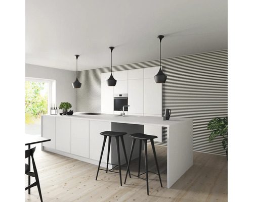 Cuisine moderne avec îlot de cuisine, tabourets de bar et suspensions