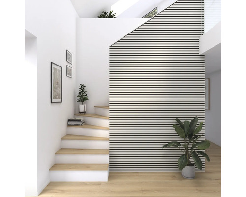 Cage d''escalier avec escalier en bois, mur à rayures horizontales et plantes d''intérieur pour une atmosphère lumineuse