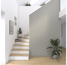 Pièce lumineuse avec escalier, marches en bois, plantes d''intérieur et panneaux muraux à l''aspect baguette.