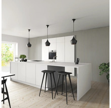 Cuisine claire avec îlot de cuisine, tabourets de bar et suspensions