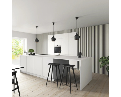 Cuisine claire avec îlot de cuisine, tabourets de bar et suspensions